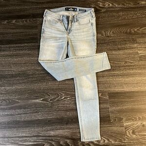 I have this Hollister jeans like new color in good condition is a light blue